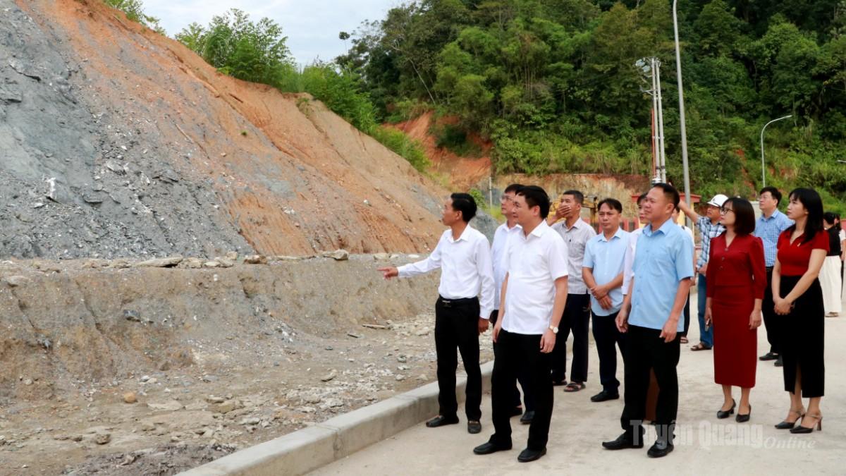 Phó Chủ tịch UBND tỉnh Đỗ Anh Tuấn kiểm tra bờ kè Trường Phổ thông nội trú Tiểu học và THCS Thanh Thủy.