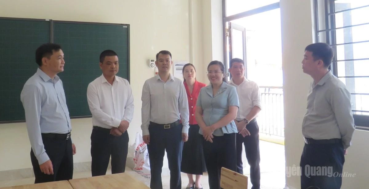 Đồng chí Đỗ Anh Tuấn kiểm tra tại Trường Phổ nội trú Tiểu học và THCS Pà Vầy Sủ.
