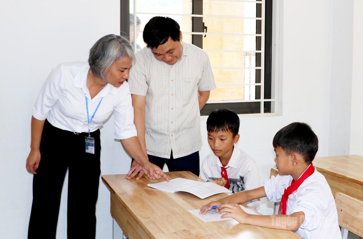 Phó Chủ tịch UBND tỉnh Đỗ Anh Tuấn thăm, động viên học sinh trong giờ học.