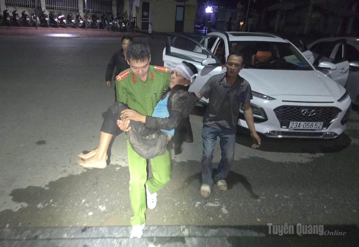 Ngay sau đó ông Sùng được đưa tới Bệnh viện Đa khoa khu vực Yên Minh để tiếp tục điều trị.