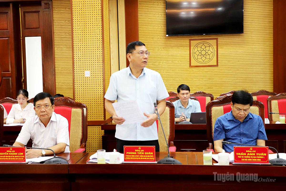 Trưởng ban Nội chính Tỉnh ủy – Cơ quan Thường trực BCĐ Phùng Tiến Quân thảo luận tại phiên họp.