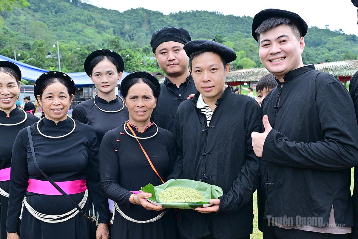 Các đội phấn khởi khi hoàn thành xong phần thi của mình.