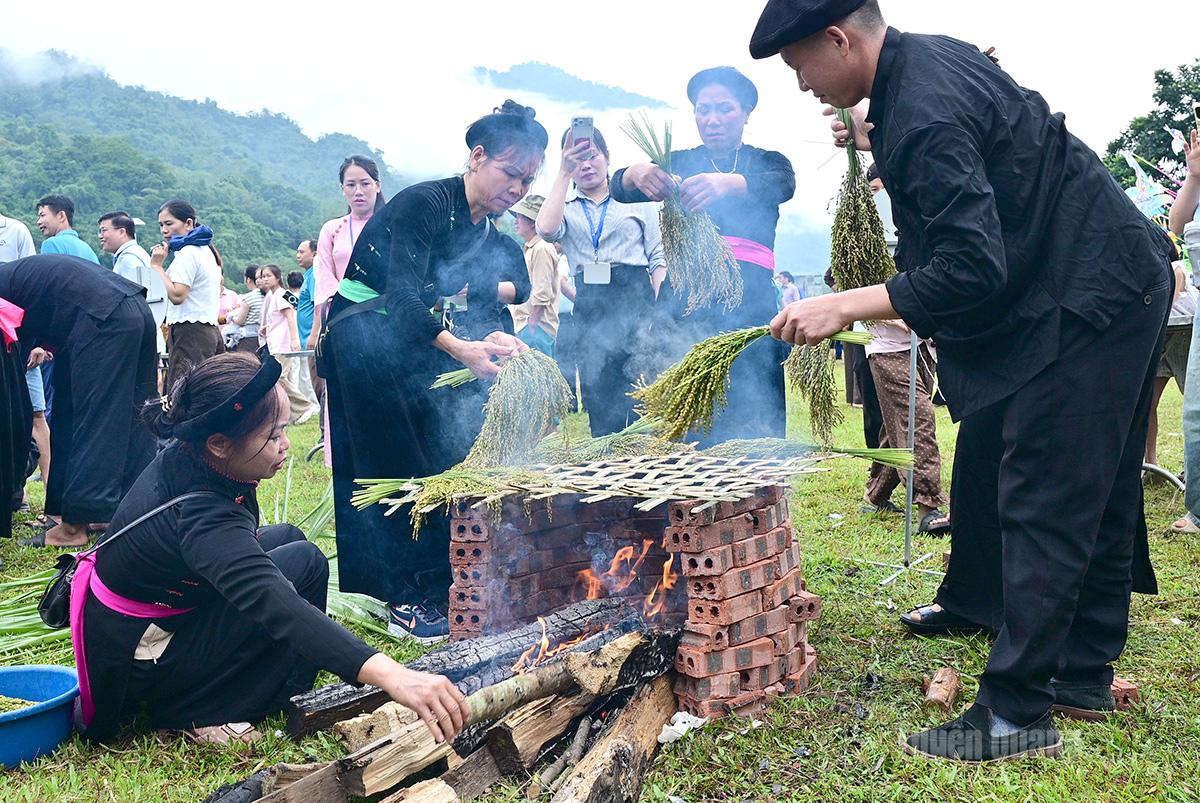 Nướng lúa nếp bằng than củi.