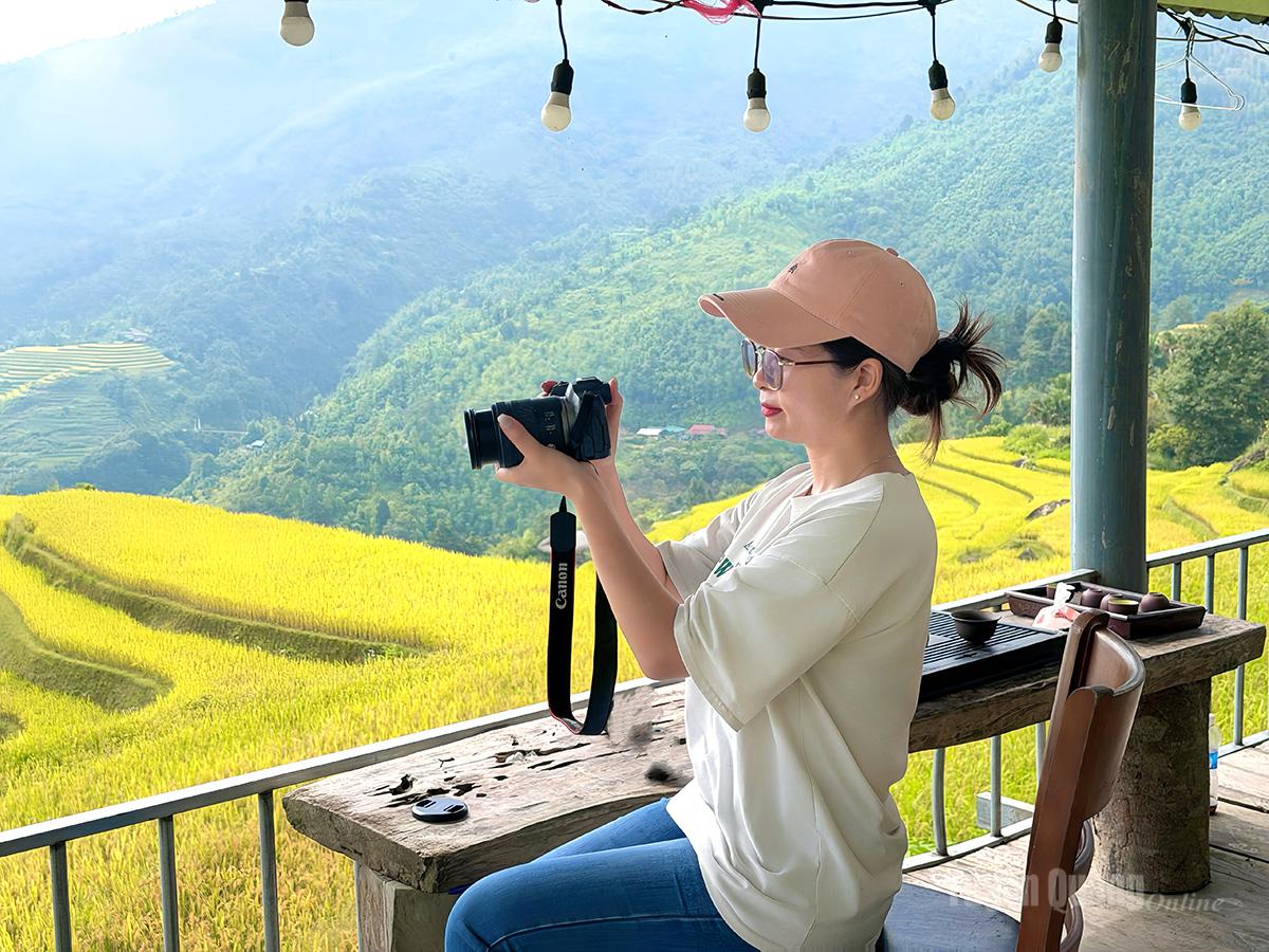 Mùa lúa chín là cơ hội tuyệt vời để du khách hòa mình vào thiên nhiên, săn những bức ảnh nghệ thuật, đặc biệt là vào sáng sớm khi những làn sương mỏng còn lảng bảng trên những triền núi.