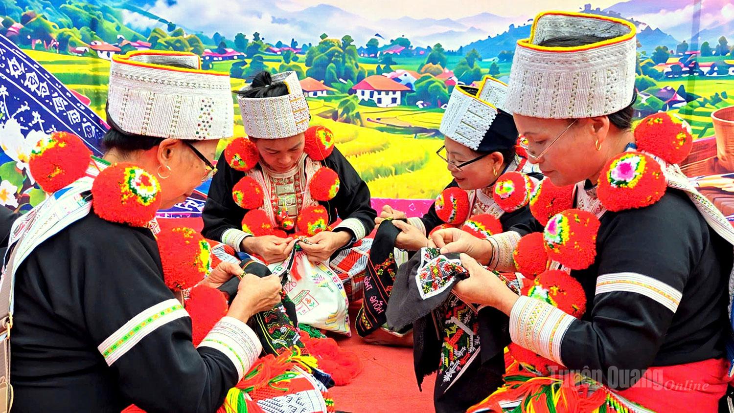 Phụ nữ dân tộc Dao đỏ với trang phục rực rỡ, khi thêu họ khéo léo phối các màu, song sắc đỏ vẫn là chủ đạo.