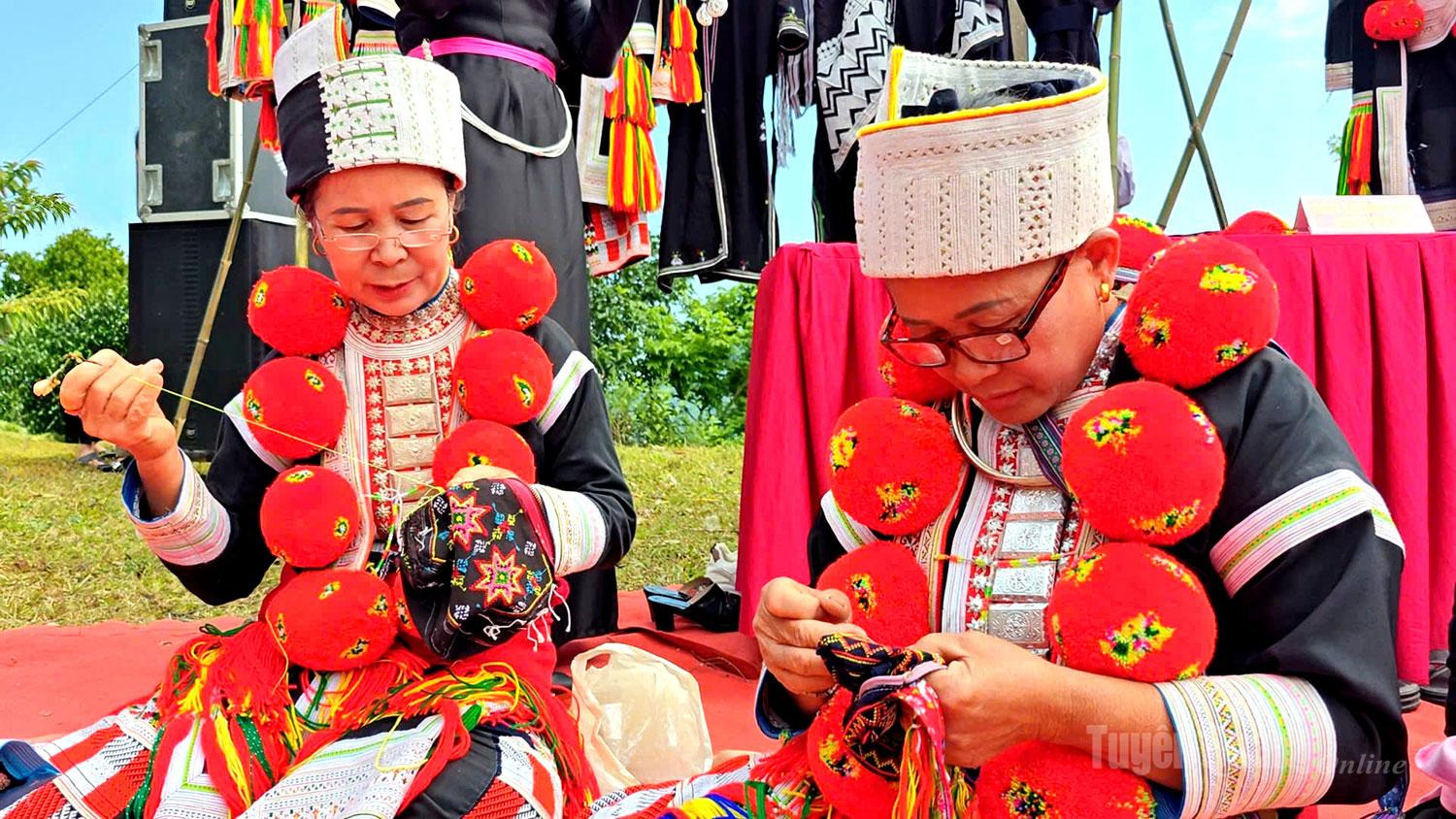 Đối với người Dao đỏ, dệt, nhuộm vải bông đã là một kỳ công, thì phần thêu thùa là cả một nghệ thuật công phu. Có những bộ trung phục, phụ kiện chủ nhân phải mất tới 1 - 2 năm mới hoàn thành.