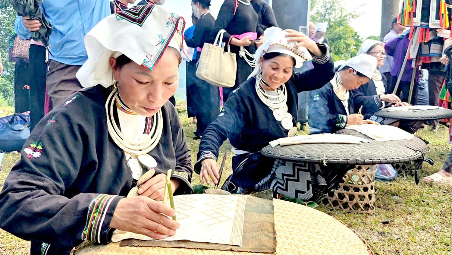 Nghệ thuật vẽ trang trí bằng sáp ong là nét văn hóa độc đáo luôn được đồng bào Dao Tiền ở thôn Khâu Tràng, xã Hồng Thái quan tâm gìn giữ.