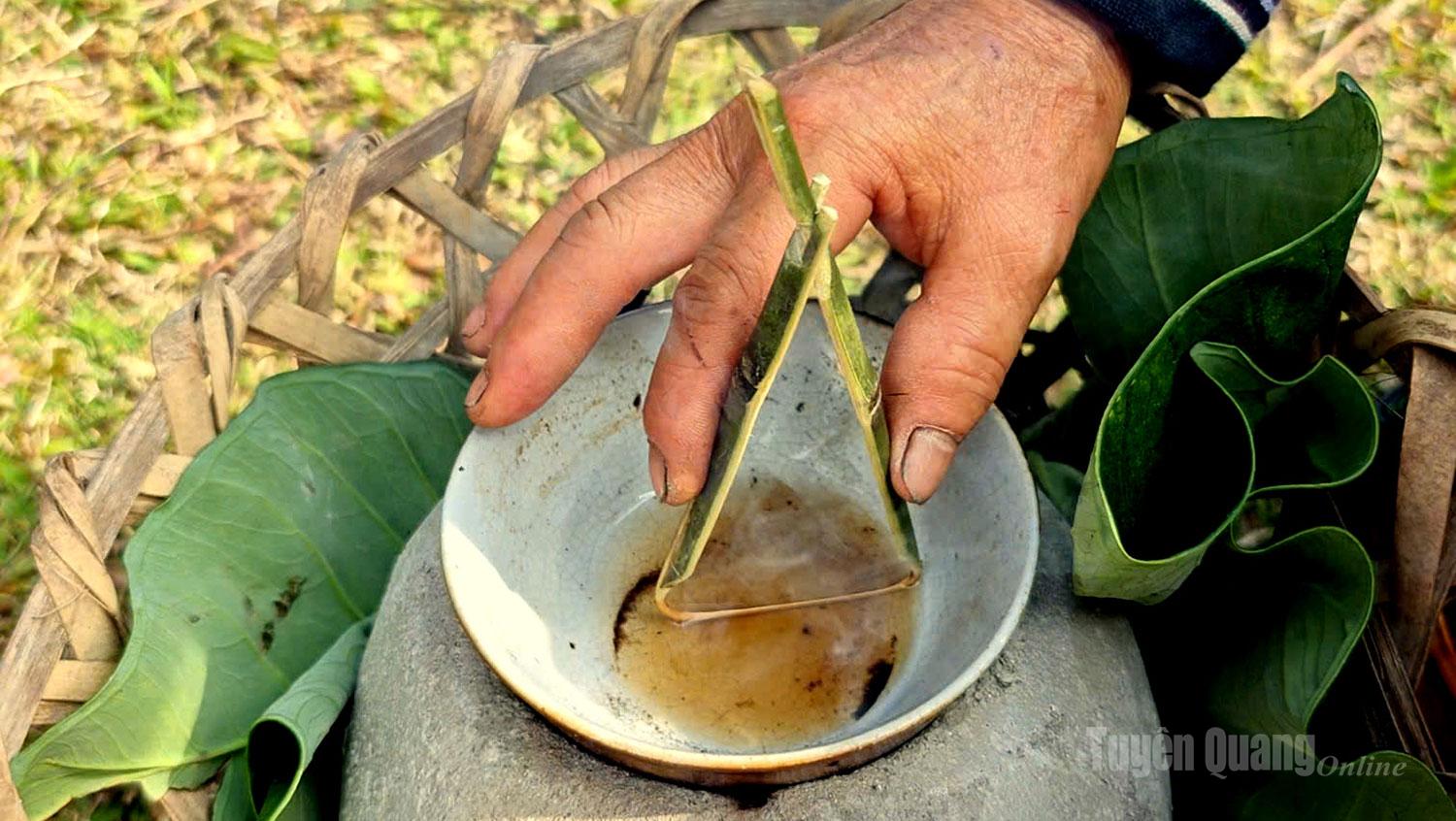 Sáp ong được đun lên phải có độ loãng vừa phải, nếu loãng quá thì khi in hoa văn lên vải sẽ bị nhòe, còn đặc quá thì sáp không ăn vào vải. Sau khi có được dung dịch sáp ong vừa ý, người phụ nữ sẽ bắt đầu vẽ.