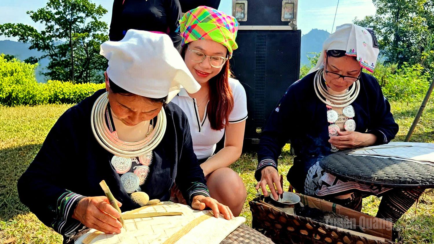 Du khách rất thích thú khi lần đầu tiên được xem kỹ thuật vẽ sáp ong trên vải. Sau khi hoàn thành, những tấm vải in hoa văn sáp ong được phụ nữ Dao Tiền sử dụng để khâu váy.