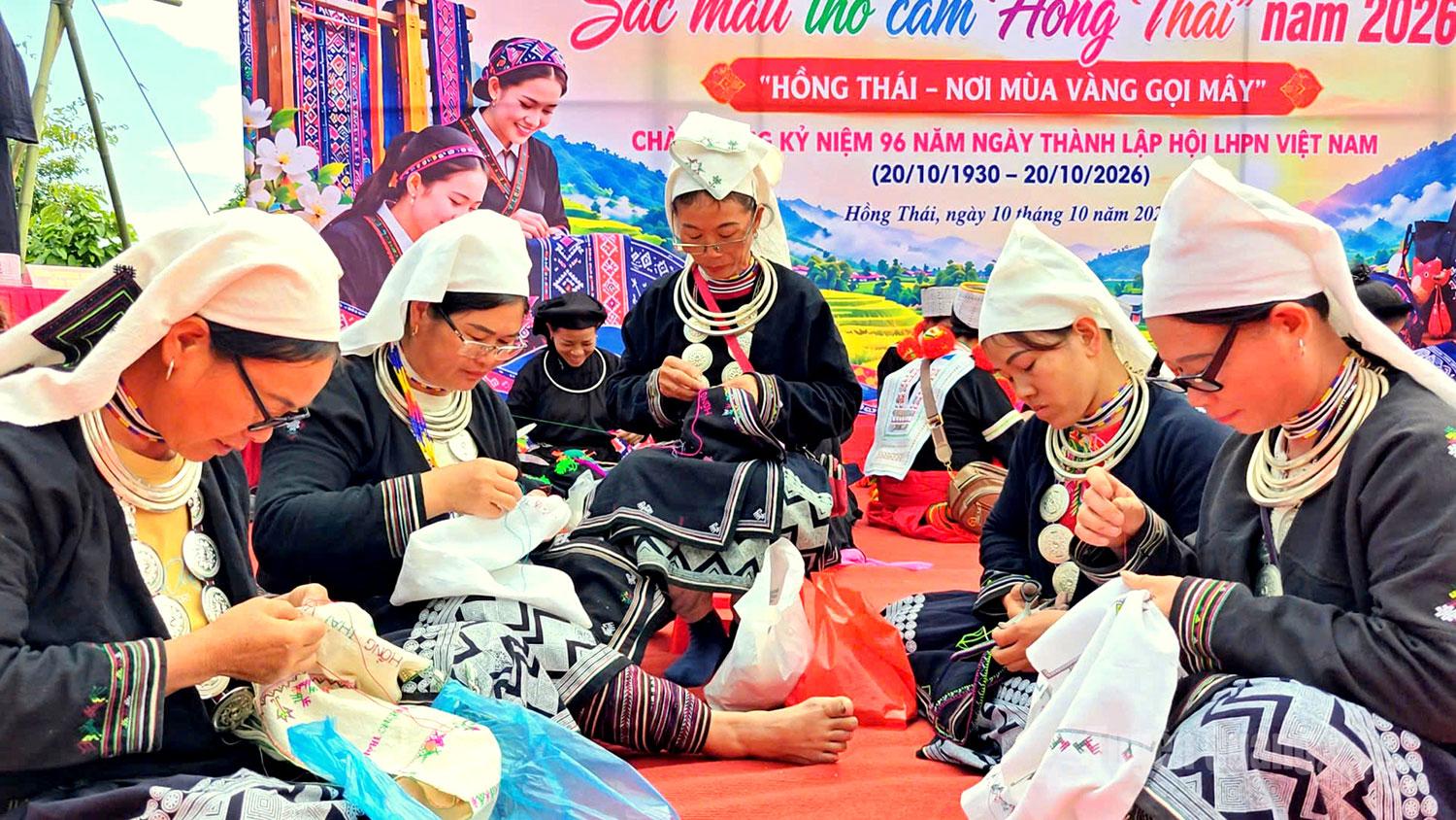 Thêu trang phục dân tộc được đưa vào các cuộc thi giúp chị em thể hiện được năng khiếu và đam mê với nghề truyền thống.