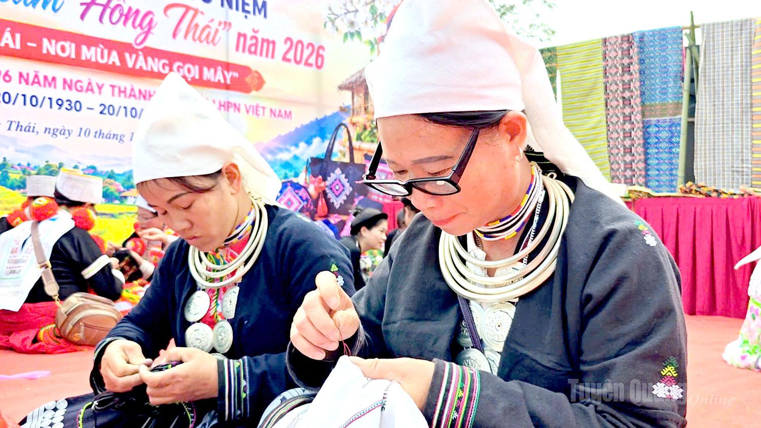 Từng đường kim, mũi chỉ được các chị em thực hiện nhanh, đẹp, gọn gàng trên nền vải dệt truyền thống.