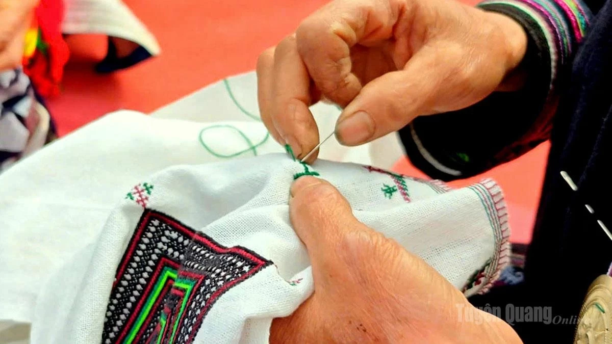 Thanks to their nimble hands and skills passed down through generations, the women can embroider a wide variety of patterns and motifs according to their preferences.