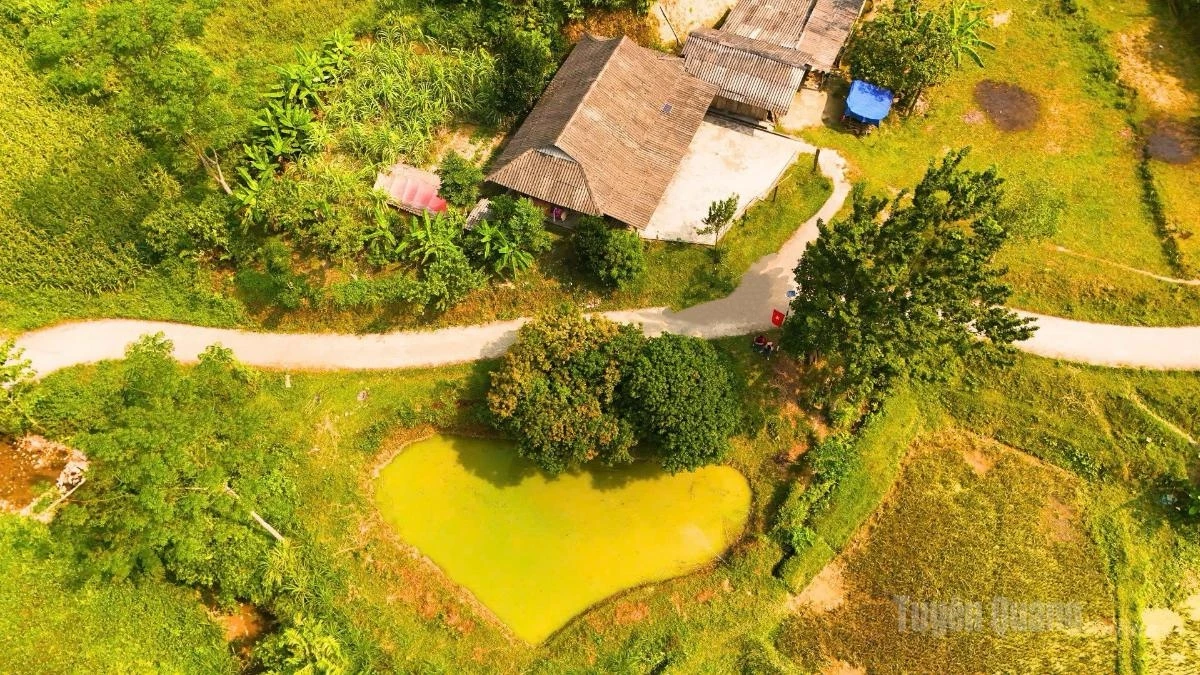 More than 90% of Lung Chang Hamlet’s population are Dao ethnic people. With no electricity or mobile phone signal, the hamlet remains almost completely isolated from the outside world.