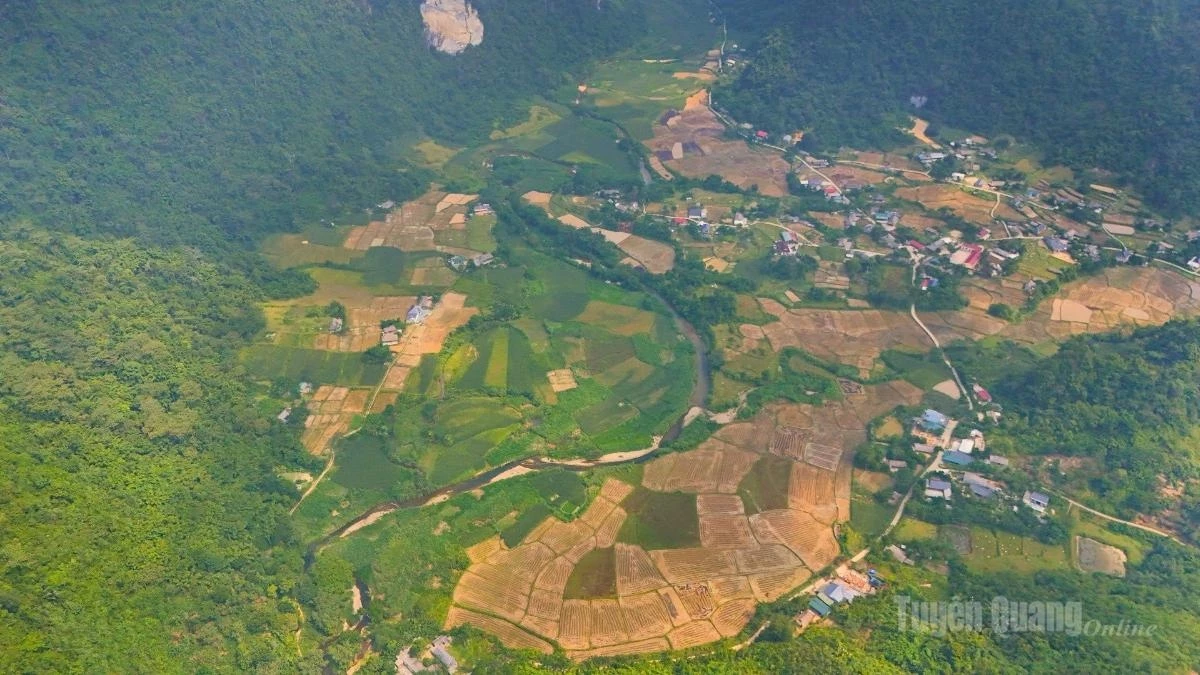 The simple, idyllic countryside scenery on the way to Lung Chang Hamlet.