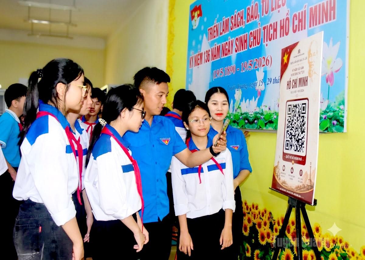 Đoàn viên, thanh niên tra cứu tư liệu về Chủ tịch Hồ Chí Minh tại Thư viện tỉnh, góp phần
bồi đắp lý tưởng cách mạng, giáo dục truyền thống cho thế hệ trẻ.