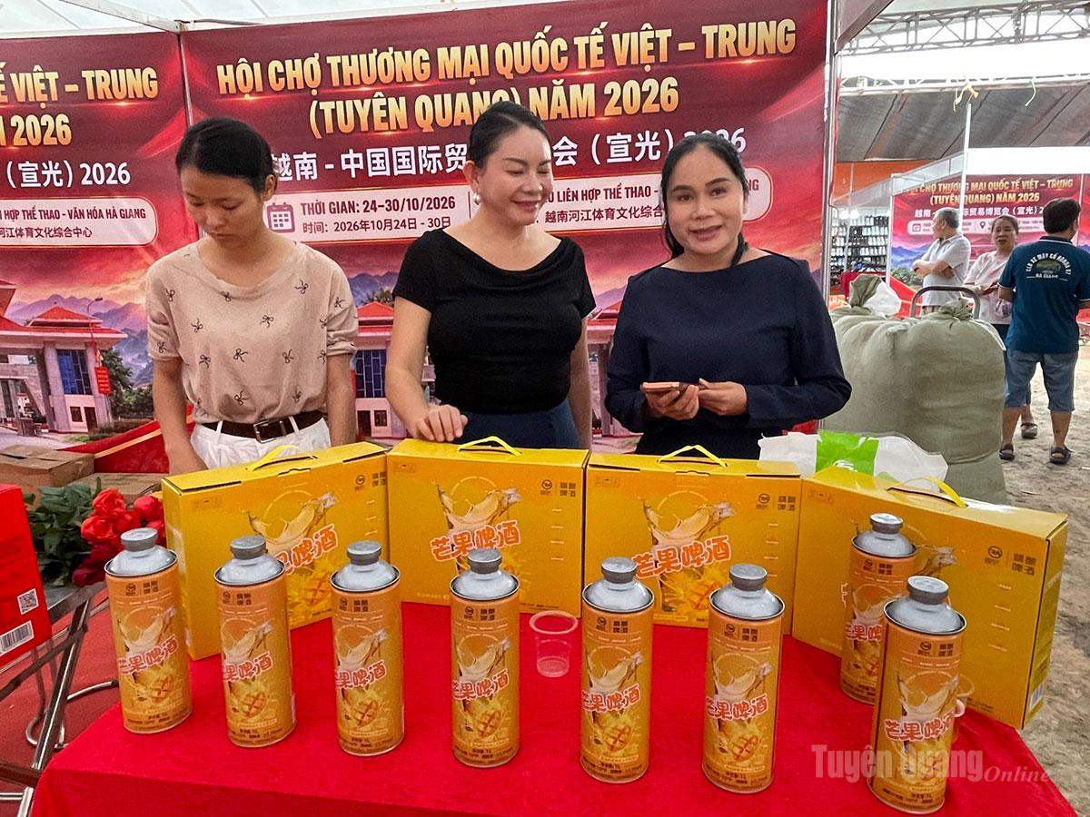 Các sản phẩm của doanh nghiệp Trung Quốc được giới thiệu và trưng bày.