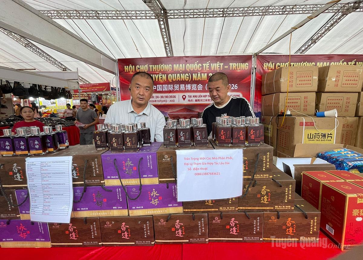 Thương nhân Trung Quốc trưng bày các loại rượu đóng chai đặc sản và tìm kiếm đối tác hợp tác phân phối.