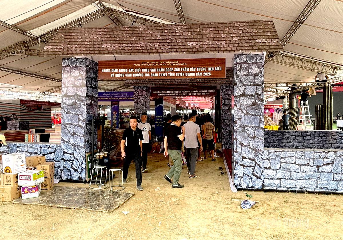 Không gian trưng bày, giới thiệu sản phẩm OCOP, đặc sản tiêu biểu và thưởng trà Shan tuyết tỉnh Tuyên Quang.