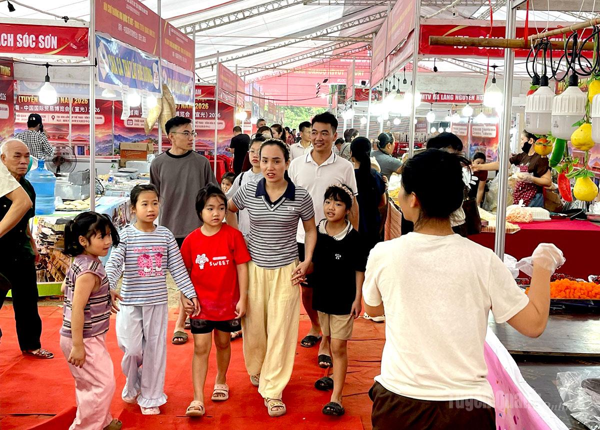 Đông đảo du khách và người dân địa phương tham quan, mua sắm nhộn nhịp giữa các gian hàng.