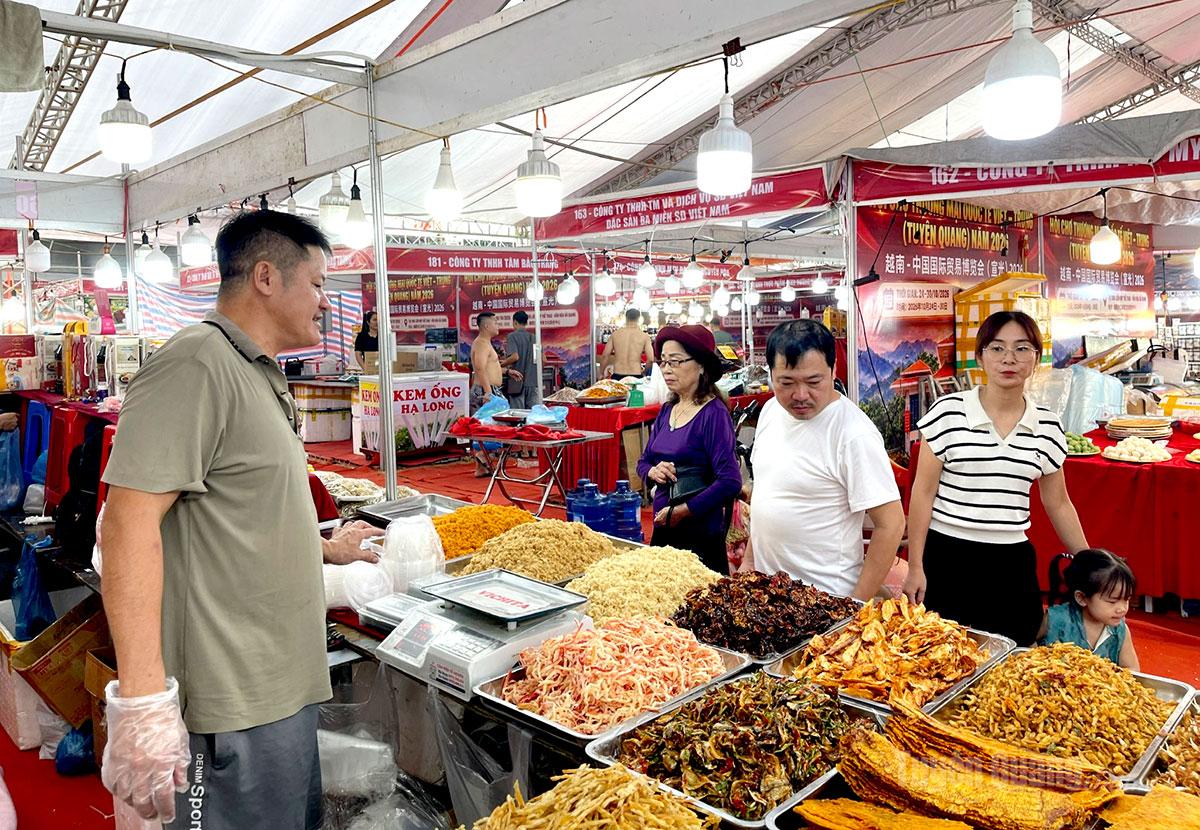 Các gian hàng đặc sản vùng miền, hải sản khô và đồ khô được bày trí bắt mắt, đầy đặn.