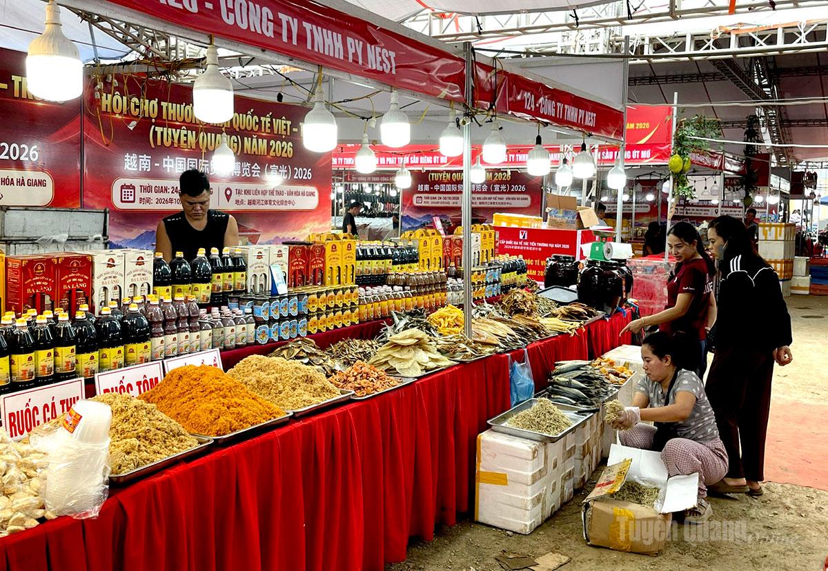 Các gian hàng đặc sản vùng miền, hải sản khô và đồ khô được bày trí bắt mắt, đầy đặn.