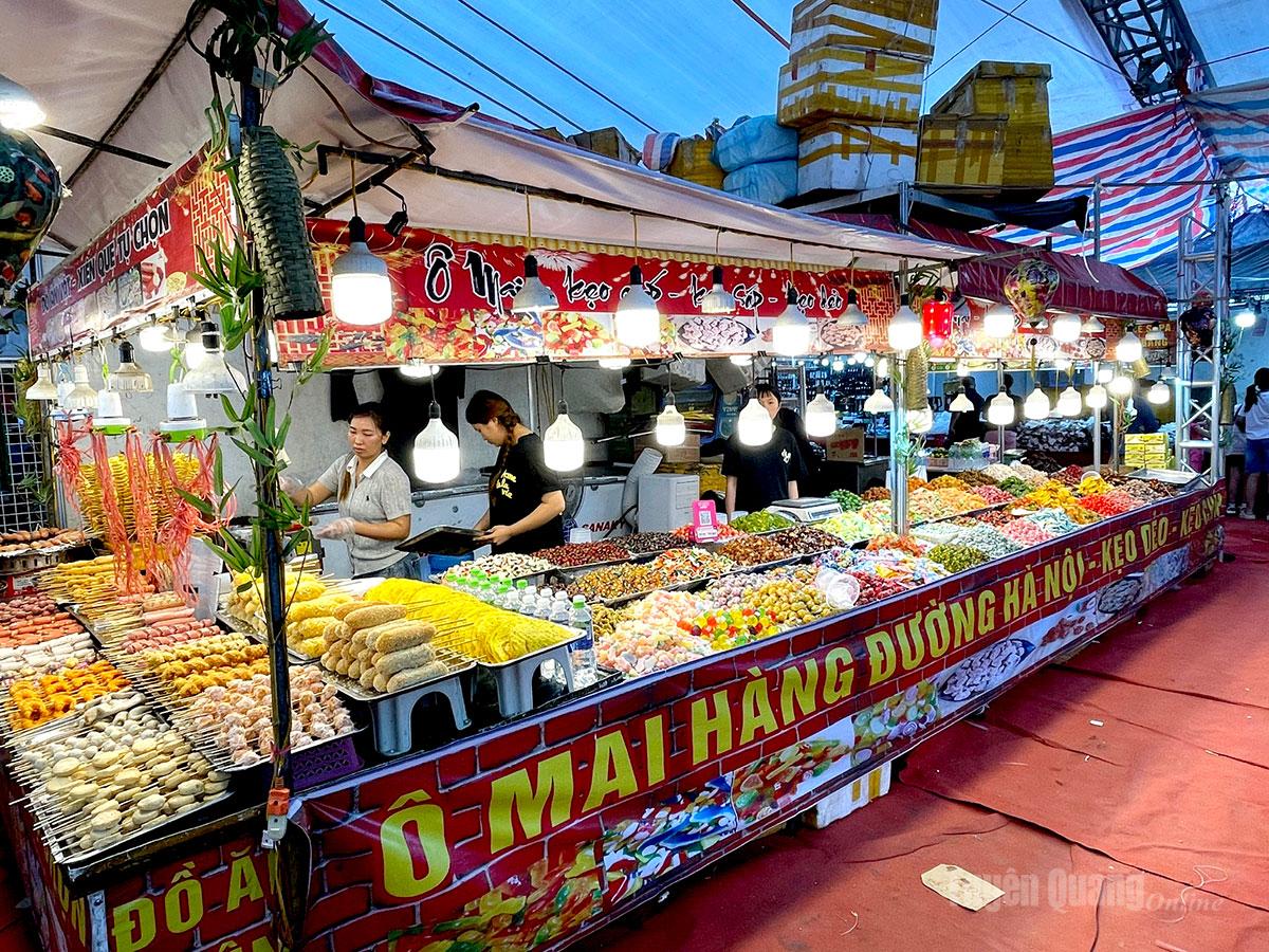 Các gian hàng đặc sản vùng miền, hải sản khô và đồ khô được bày trí bắt mắt, đầy đặn.