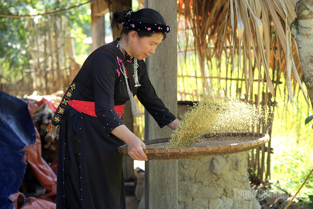 Sau đó là sàng sảy nhiều lần cho đến khi loại bỏ hết vỏ lúa.