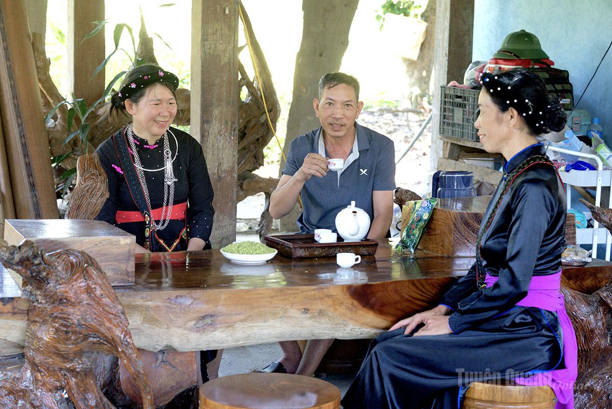 Cốm xuất hiện cùng tách trà, bên những cuộc trò chuyện, giờ nghỉ ngơi, không chỉ là một món ăn mà còn là nét văn hoá, truyền thống của người dân vùng cao.