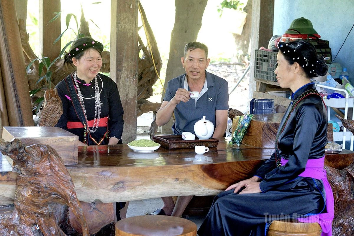 Served alongside a cup of tea and shared during conversations or moments of rest, young green rice flakes are more than just a delicacy; they are also an expression of the cultural identity and traditions of people in the mountainous region.