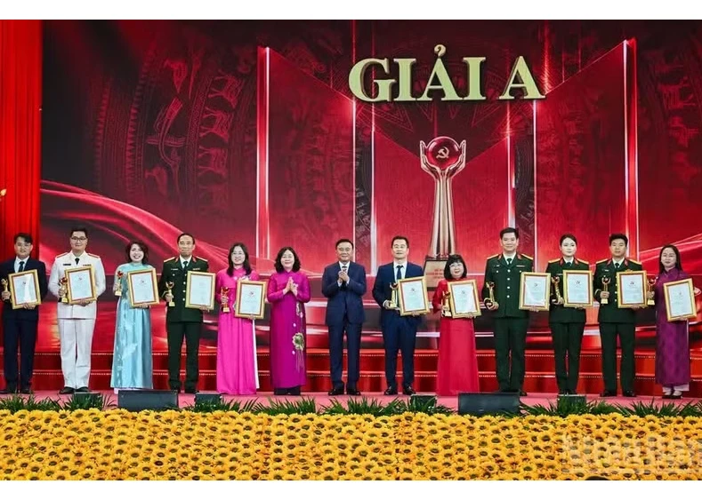 Standing Member of the Party Central Committee’s Secretariat Tran Cam Tu and Secretary of the Party Committee of the Viet Nam Fatherland Front (VFF) and central mass organisations and President of the VFF Central Committee Bui Thi Minh Hoai present A prizes to individual authors and author groups. (Photo: NDO)