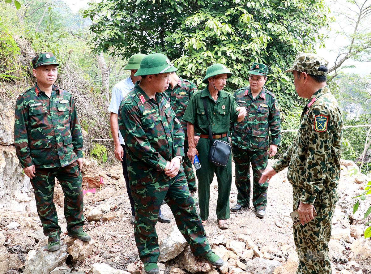 Thiếu tướng Nguyễn Ngọc Ngân kiểm tra thực địa khu vực tìm kiếm, quy tập hài cốt liệt sĩ tại bình độ 300.