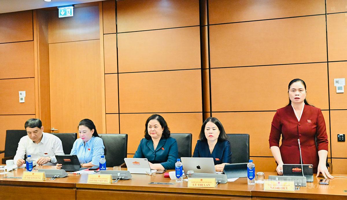 ĐBQH Ma Thị Thuý thảo luận.