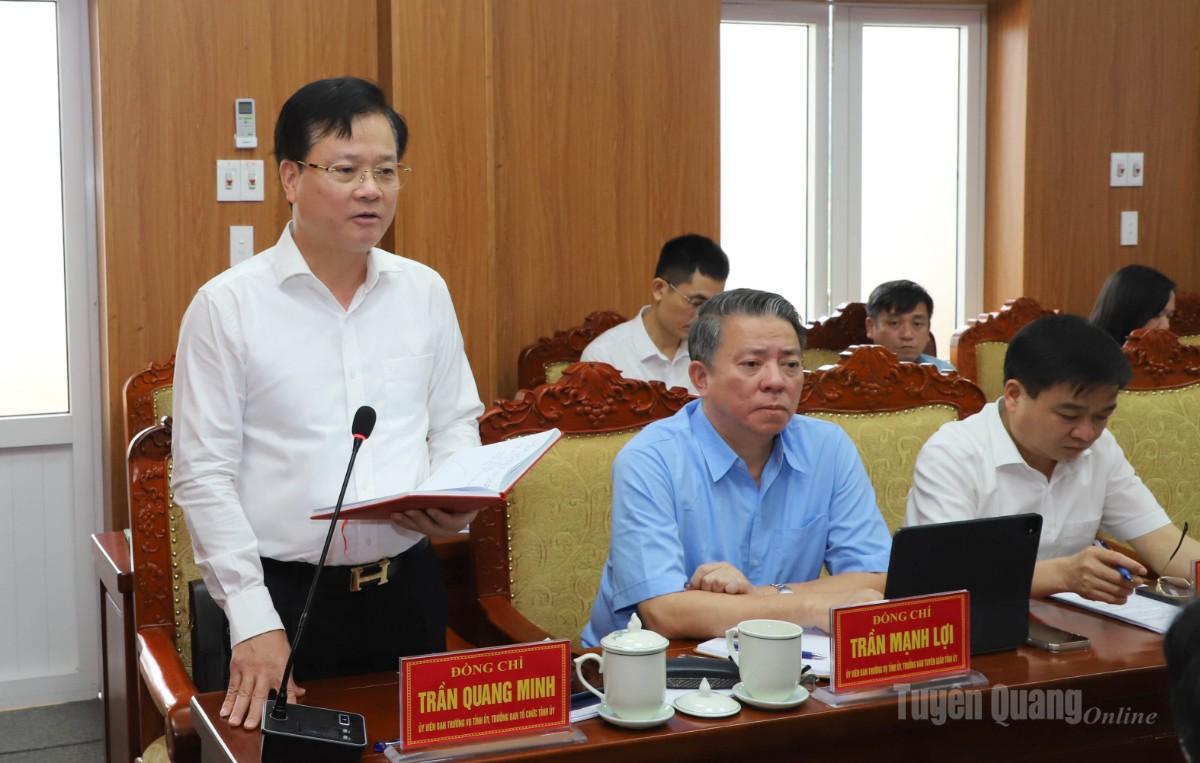 Trưởng Ban Tổ chức Tỉnh ủy Trần Quang Minh thảo luận tại hội nghị.