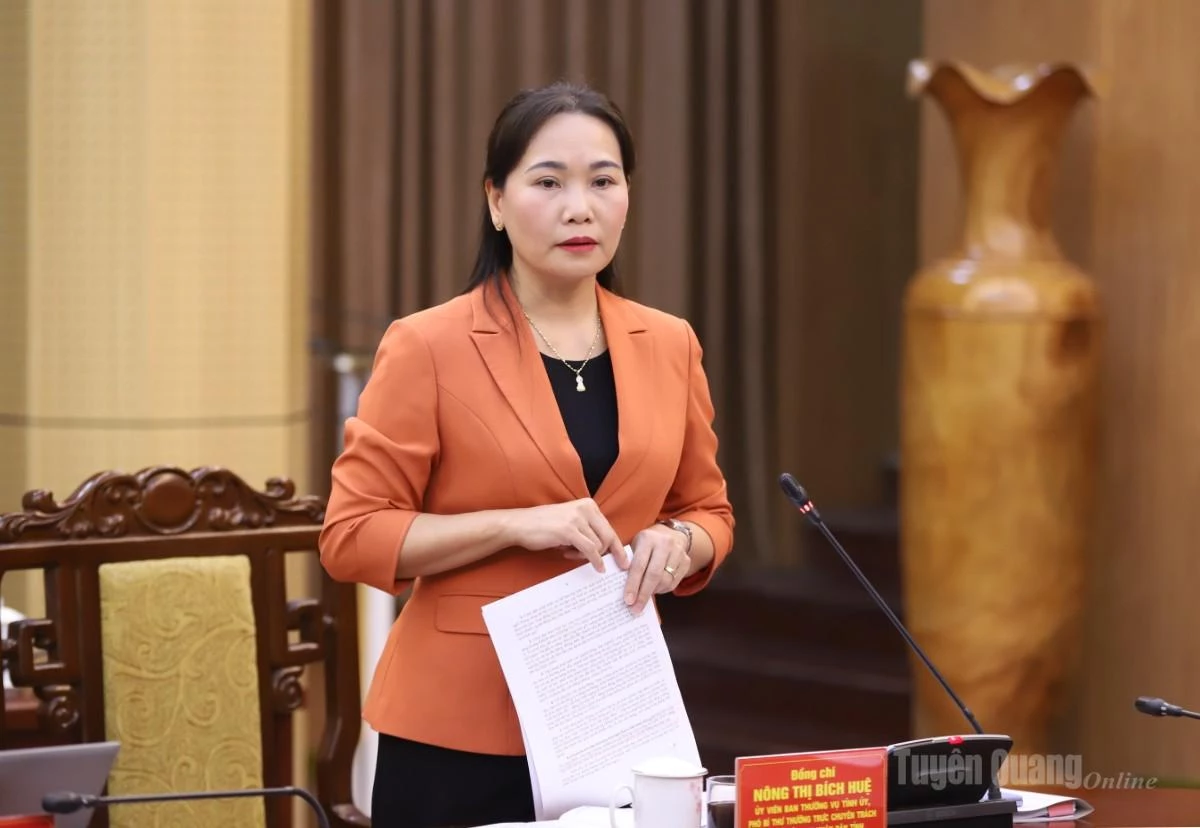 Phó Bí thư Thường trực Đảng uỷ UBND tỉnh Nông Thị Bích Huệ điều hành thảo luận.
