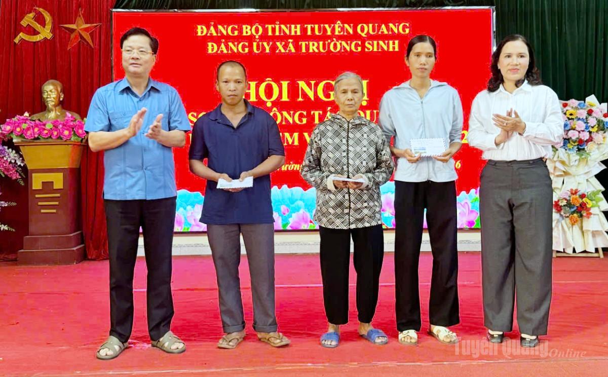 Lãnh đạo Ban Tổ chức Tỉnh ủy Sở Tài chính trao tặng quà cho gia đình có hoàn cảnh khó khăn.
