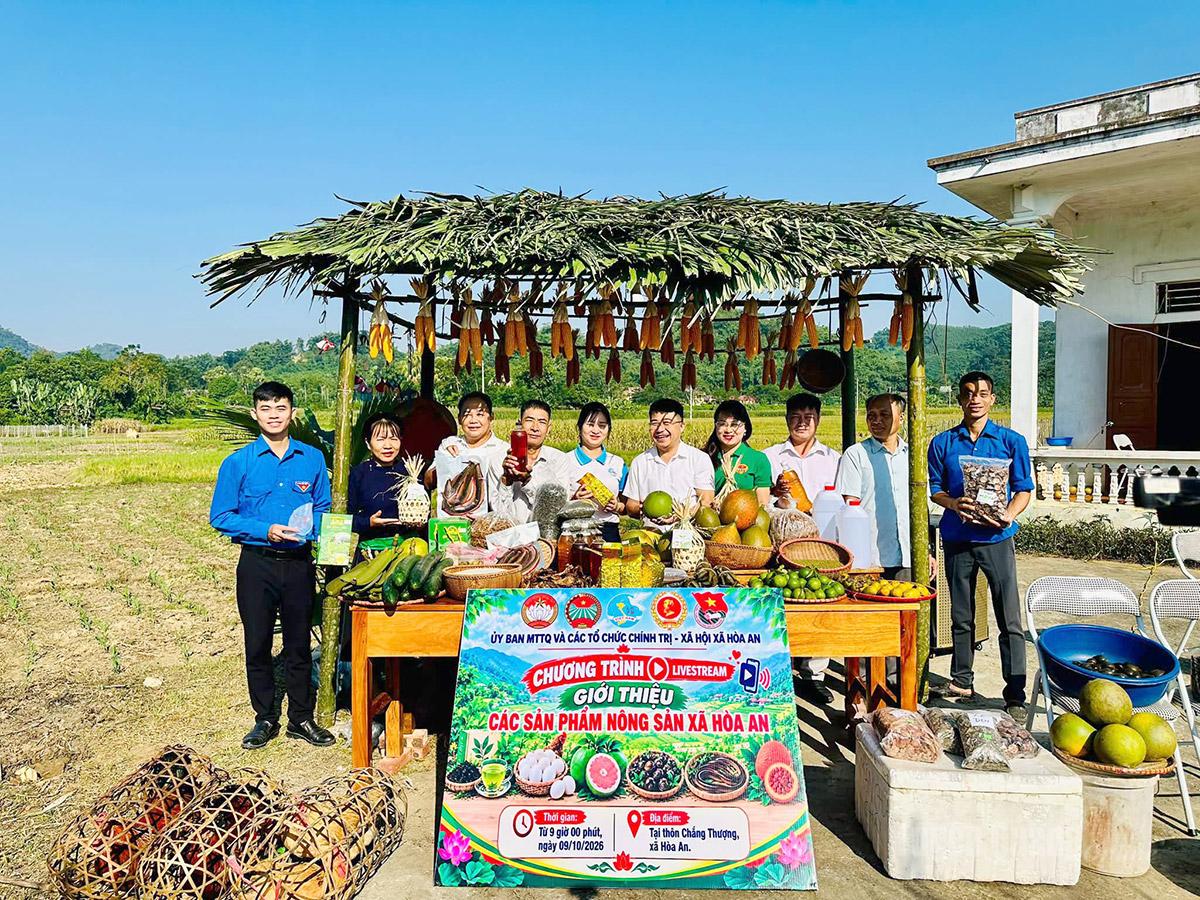 Đoàn viên, hội viên xã Hòa An thực hiện phiên livestream giới thiệu, quảng bá nông sản địa phương trên nền tảng số ngay tại chương trình.