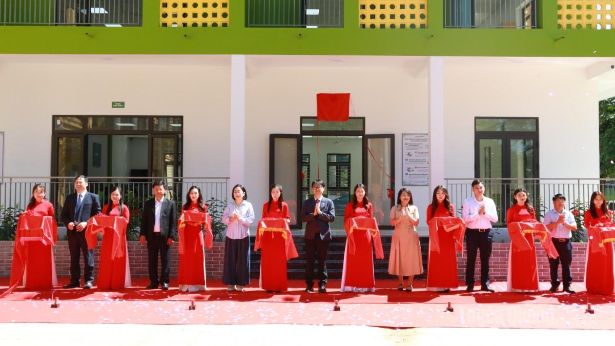 Đại biểu cắt băng khánh thành Trung tâm Sáng tạo GNI (GNiHub).