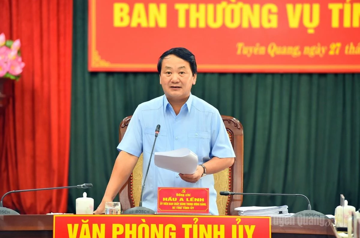 Đồng chí Bí thư Tỉnh ủy Hầu A Lềnh phát biểu tại hội nghị.