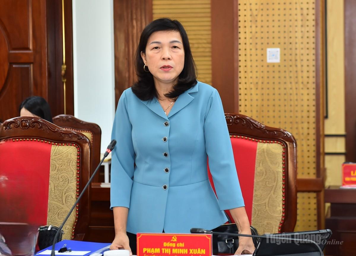 Đồng chí Phạm Thị Minh Xuân, Phó Chủ tịch HĐND tỉnh phát biểu tại hội nghị.