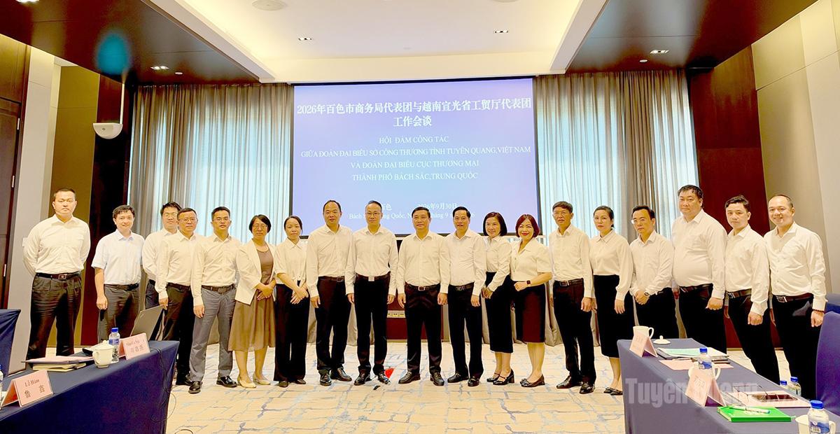 Đoàn đại biểu của Sở Công Thương tỉnh Tuyên Quang chụp ảnh lưu niệm cùng các đại biểu của Cục Thương vụ thành phố Bách Sắc.