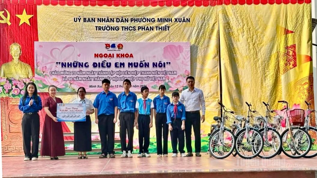 Đoàn thanh niên, Hội LHTN phường Minh Xuân trao tặng xe đạp cho học sinh có hoàn cảnh khó khăn.