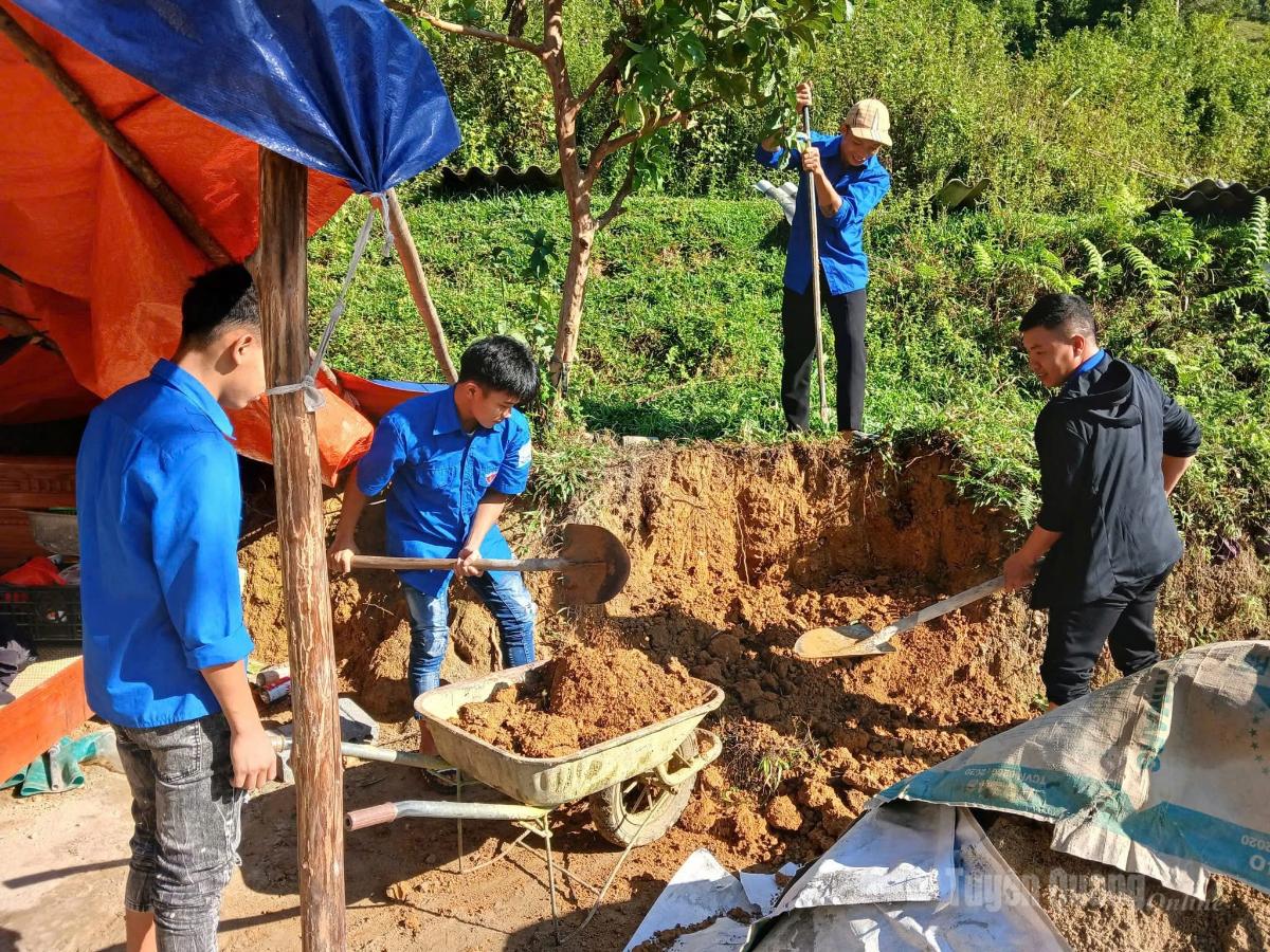 Tuổi trẻ xã Linh Hồ hỗ trợ gia đình có hoàn cảnh khó khăn xây dựng nhà ở.