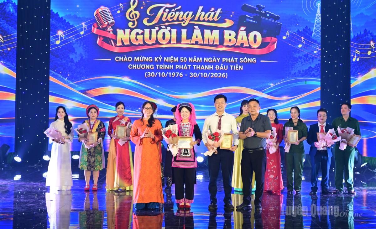 Các đồng chí Phó Giám đốc trao giải Nhì cho các tiết mục.