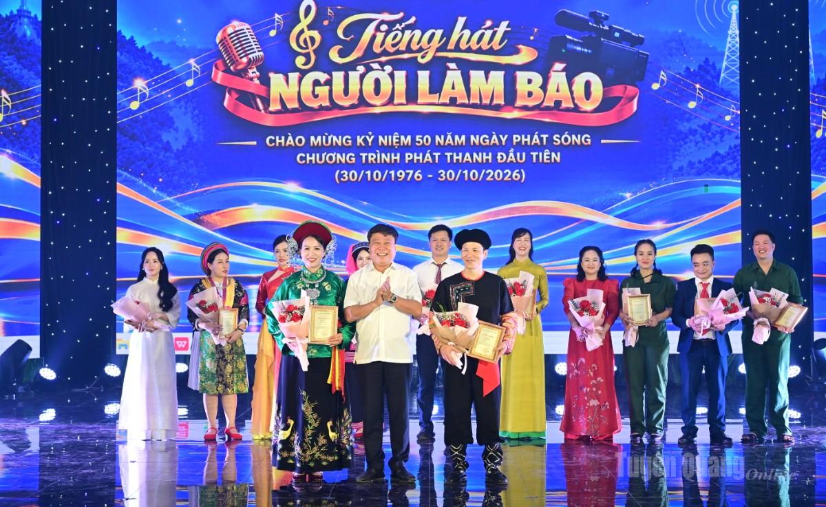 Đồng chí Giám đốc Báo và phát thanh, truyền hình Tuyên Quang Mai Đức Thông trao giải Nhất cho đại diện Phòng Kỹ thuật công nghệ và Phòng Chuyên đề.