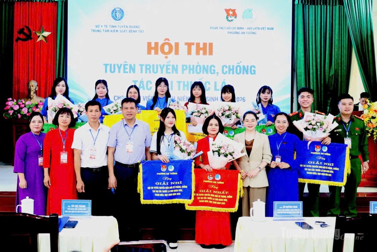 Ban tổ chức trao giải cho các thí sinh và đội thi.