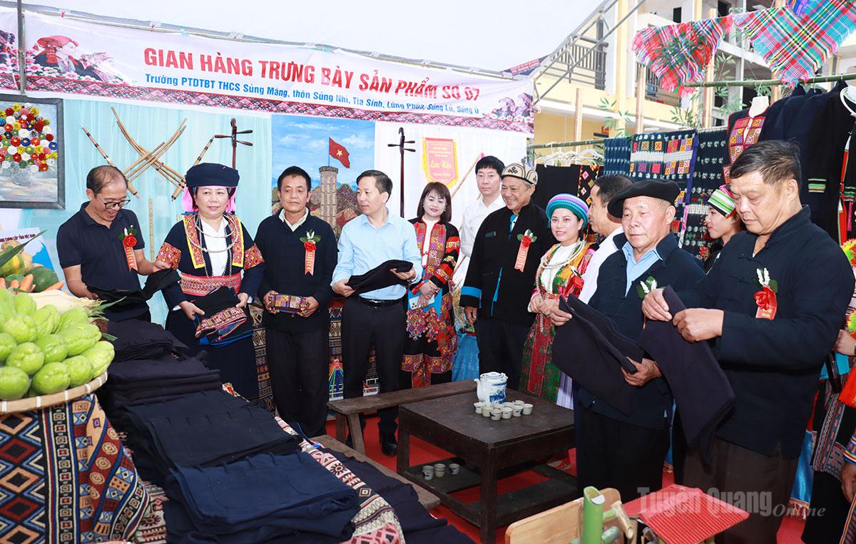 Các đại biểu tham quan gian hàng trưng bày các sản phẩm tiêu biểu của xã Sủng Máng.