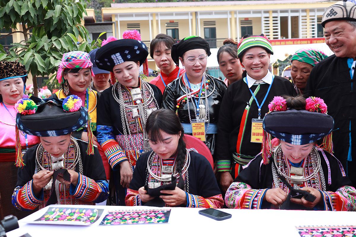 Hấp dẫn phần thi thêu trang phục truyền thống.