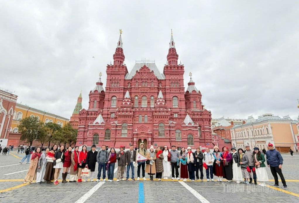  Quảng trường Đỏ tọa lạc ở trung tâm thủ đô Matxcơva, phía Tây điện Kremlin - nay là dinh Tổng thống. Với chiều dài 695 m, chiều rộng 30 m, Quảng trường tập trung rất nhiều công trình kiến trúc nổi tiếng: Lăng Lê-nin, Nhà thờ Thánh Basil, Bảo tàng Lịch sử Quốc gia...Với bề dày lịch sử và sự hội tụ của nhiều công trình kiến trúc độc đáo, giàu giá trị nghệ thuật, Quảng trường Đỏ được UNESCO công nhận là Di sản Văn hóa thế giới vào năm 1991.