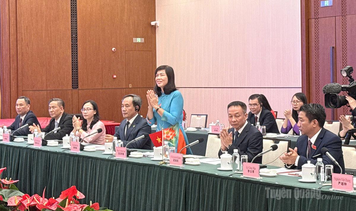 Đồng chí Phạm Thị Minh Xuân, Ủy viên Ban Thường vụ Tỉnh ủy, Phó Chủ tịch HĐND tỉnh dẫn đầu Đoàn đại biểu HĐND tỉnh Tuyên Quang tham dự Hội đàm.