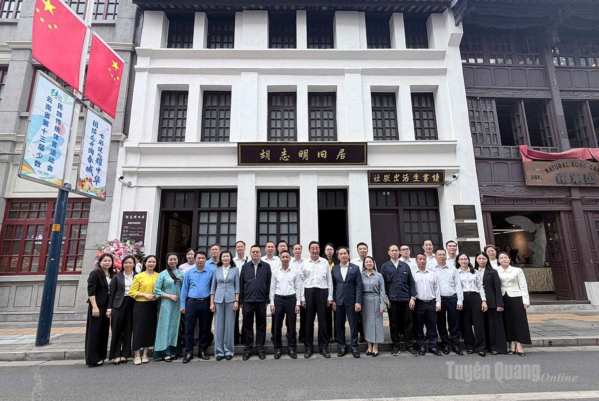 Đoàn đại biểu Hội đồng nhân dân 4 tỉnh Tuyên Quang, Lào Cai, Lai Châu, Điện Biên chụp ảnh lưu niệm tại Khu di tích Chủ tịch Hồ Chí Minh tại Côn Minh.
